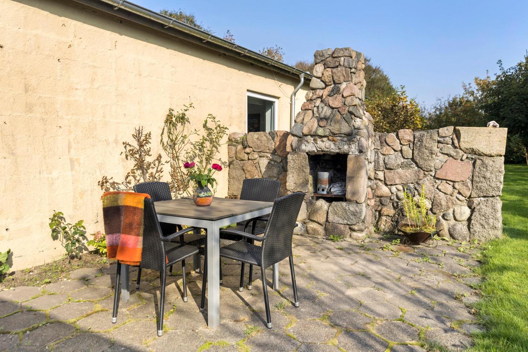 Bed and Breakfast Logi I Hus Med Kunst Og Have Vestervig Exterior foto